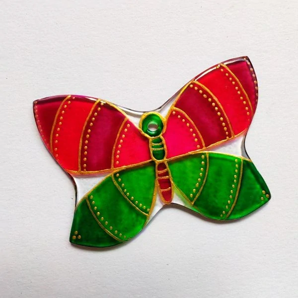 Motýlek k zavěšení do okna - malovaná vitráž (Suncatcher)