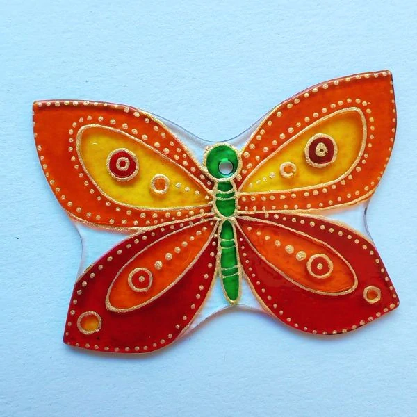 Motýlek k zavěšení do okna - malovaná vitráž (Suncatcher)