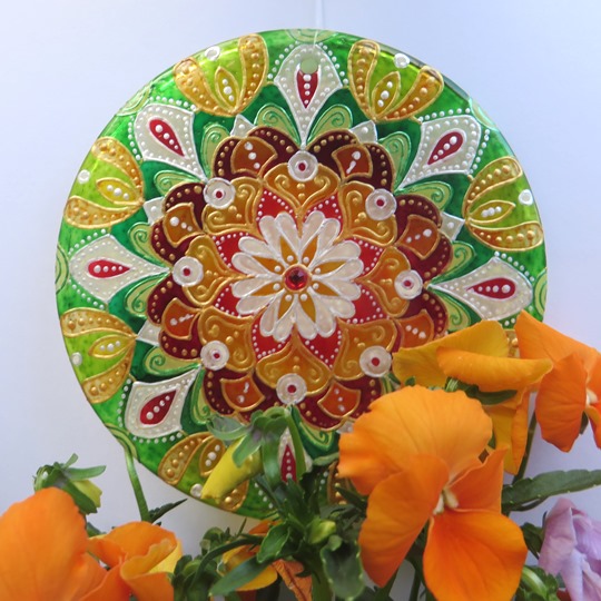Mandala - "Pro každý den rozkvétám" (malba na skle - 12 cm)