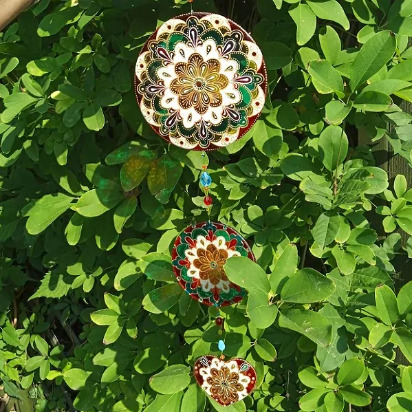 Sluneční lapač složený z ručně malovaných mandal - Suncatcher