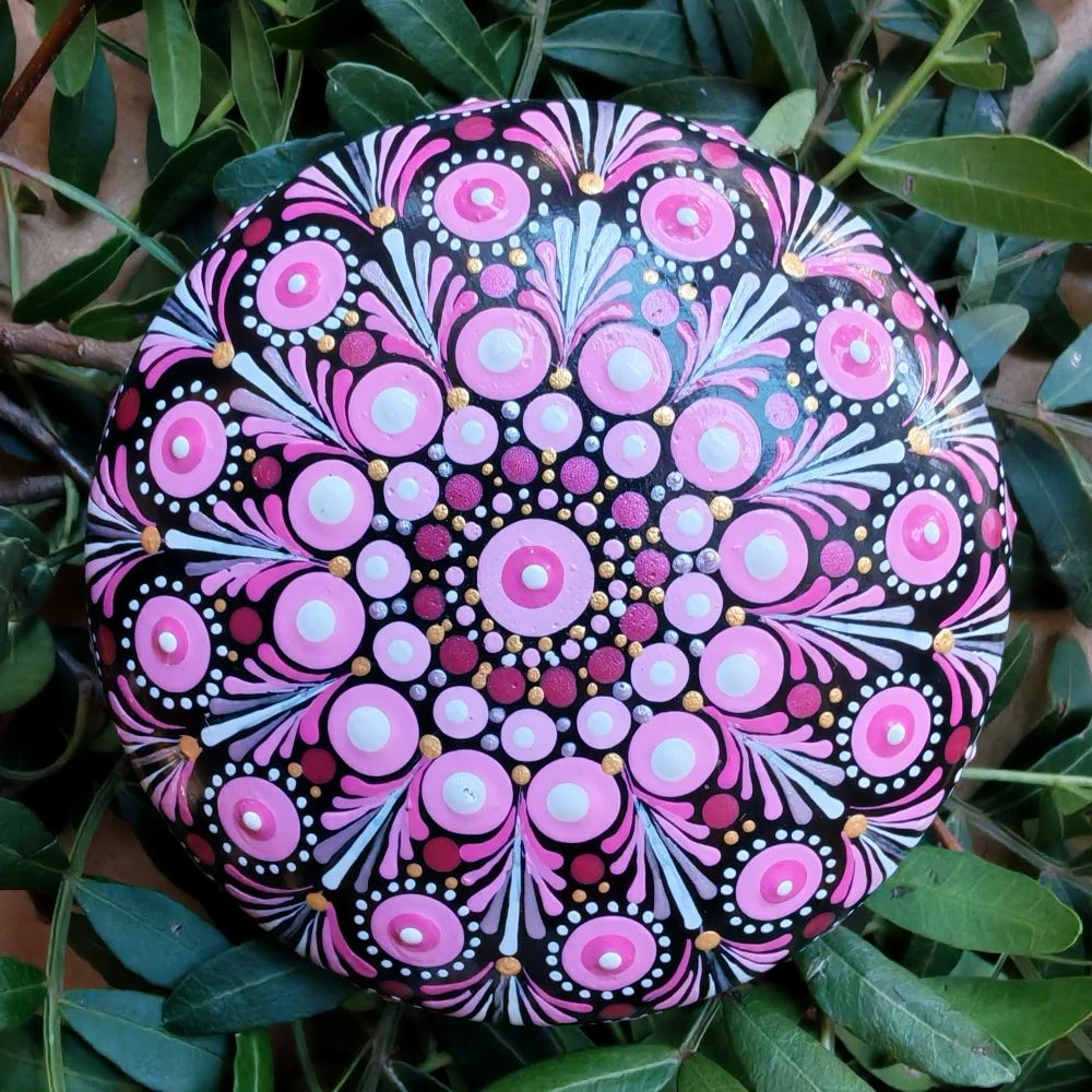 "S Laskavostí" - Meditační kámen s mandalou Lásky, Něhy a Harmonie