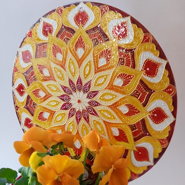 Mandala - "Královna dvanácti Sluncí" (malba na skle - 20 cm)