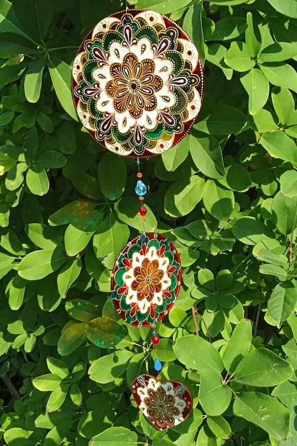 Sluneční lapač složený z ručně malovaných mandal - Suncatcher