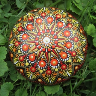 Meditační kámen/ těžítko s tečkovanou mandalou síly, radosti a odhodlání