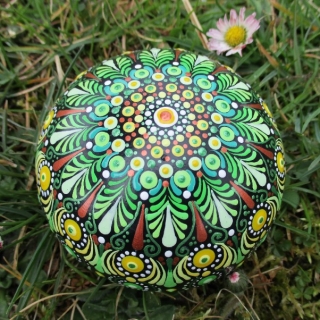 Meditační kámen/lehčítko s tečkovanou mandalou